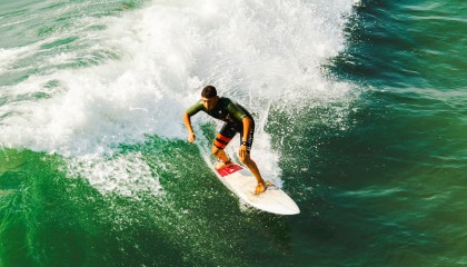 开云体育APP-凯撒酋长签约新外援，增强防守实力，凯撒酋长足球俱乐部