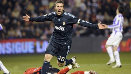 开云体育下载网页版-卢顿镇主场气势如虹，草地球场冲击前列，卢登vn